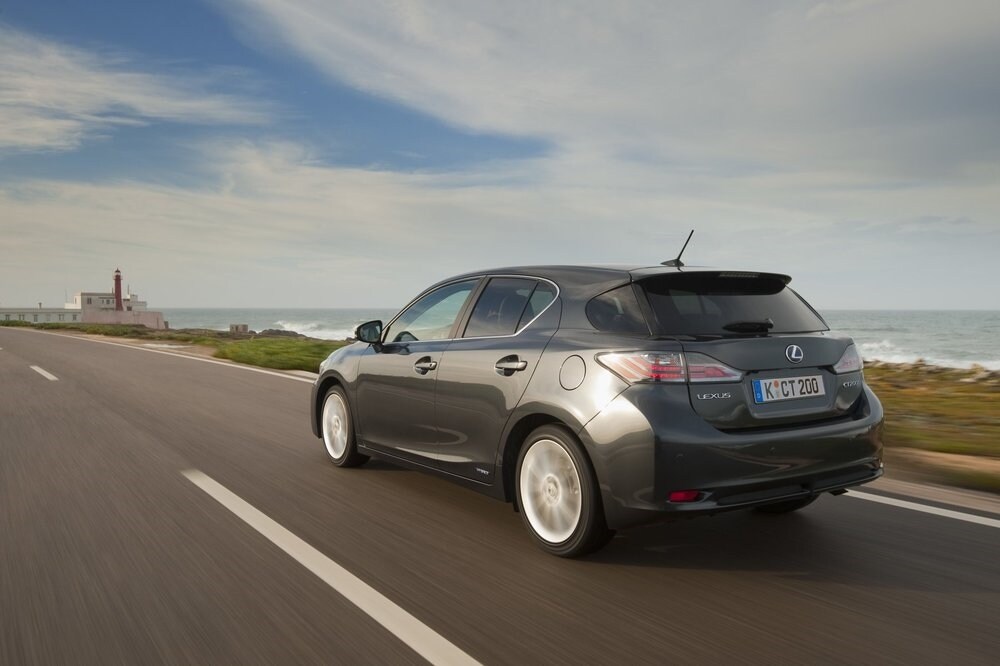 Es el compacto híbrido de menor tamaño de Lexus. Un modelo con la habitual exclusividad de la marca japonesa que se caracteriza por su eficiencia y bajo consumo. En la nueva gama llega la versión especial Black & Grey Edition.