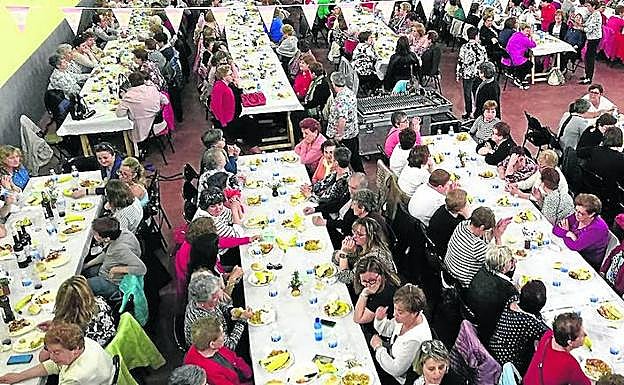 Comida de hermandad organizada por las asociaciones de amas de casa. 