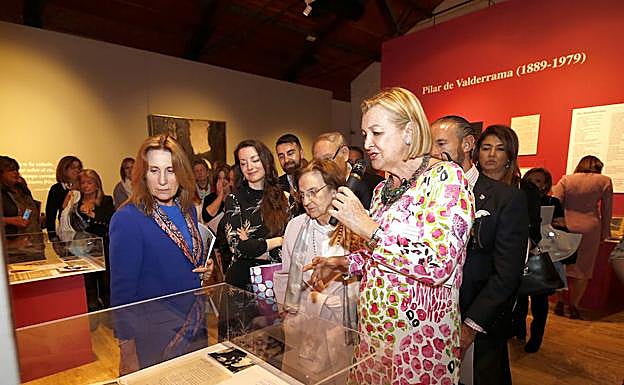 Alicia Viladomat explica la exposición sobre Guiomar.