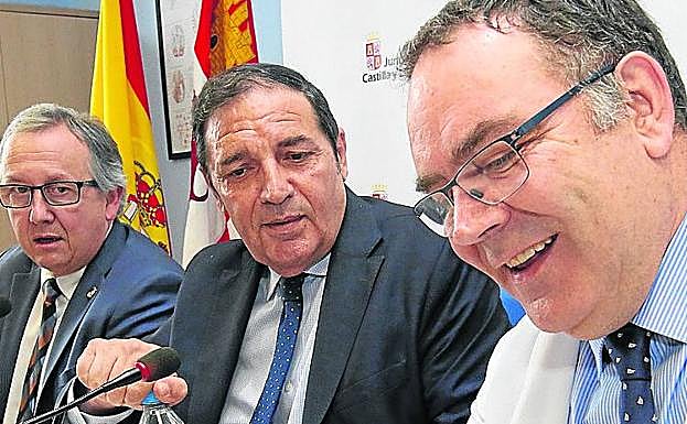 El gerente de Asistencia Sanitaria, José Manuel Vicente (d.); el consejero, Antonio María Sáez, y el delegado territorial, Javier López-Escobar. 