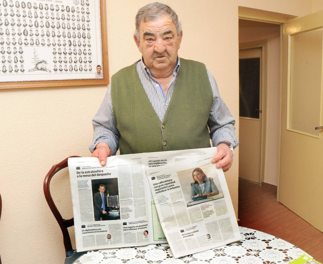 Julio Maroto muestra orgulloso el periódico con la fotografía de su hija como nueva ministra. 