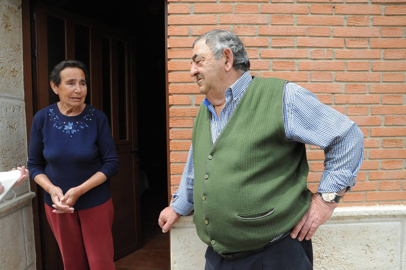 Los padres de la ministra, Pilar Illera y Julio Maroto, en su casa de Ataquines.