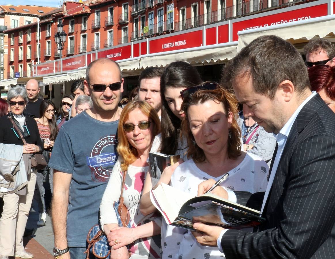 Fotos: Javier Sierra y Santos Juliá en la feria del Libro de Valladolid