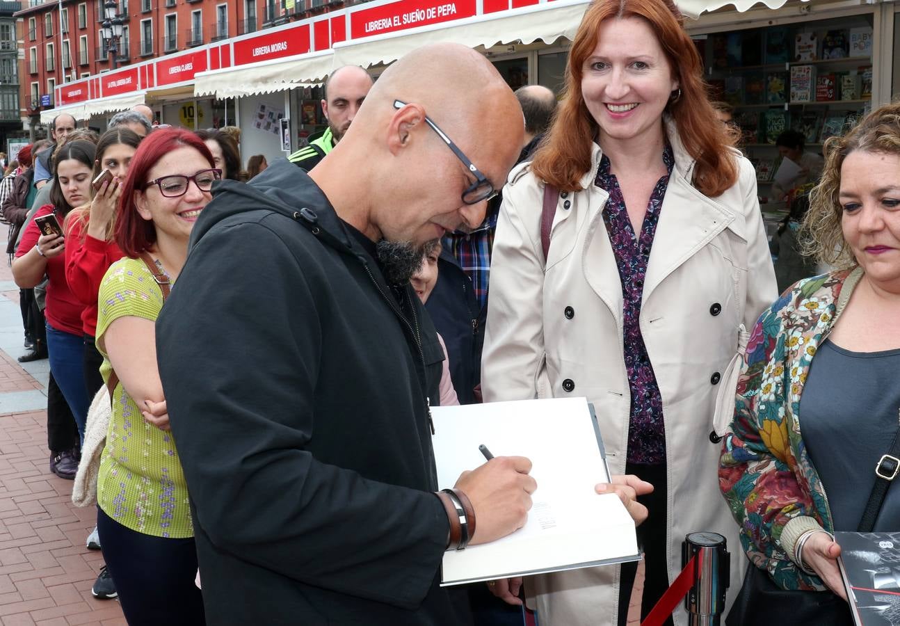 Fotos: María Dueñas, César Pérez Gellida y Salvador Robles en la Feria del Libro de Valladolid