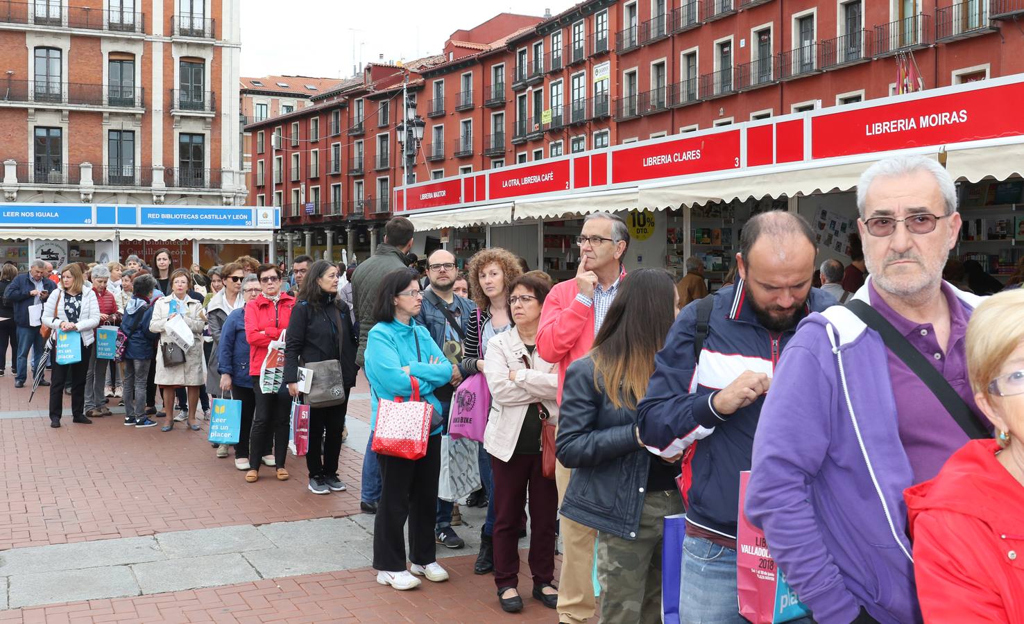 Fotos: María Dueñas, César Pérez Gellida y Salvador Robles en la Feria del Libro de Valladolid