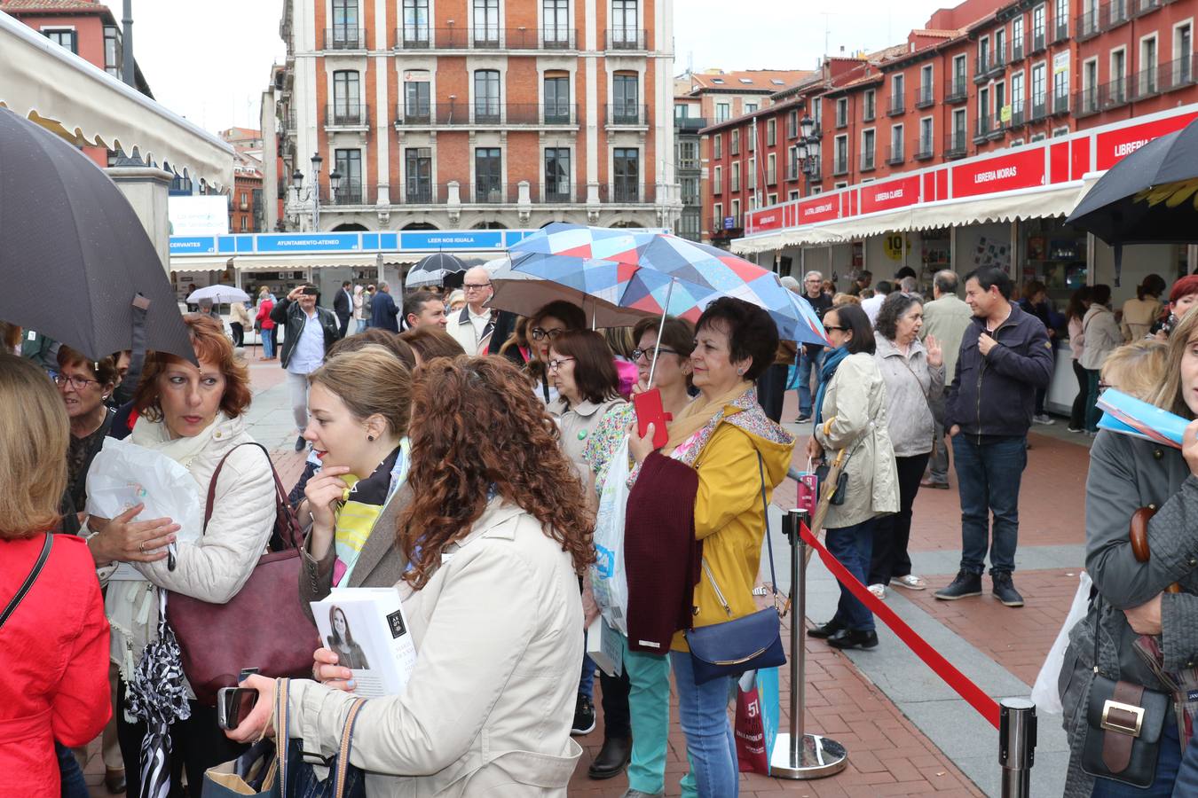 Fotos: María Dueñas, César Pérez Gellida y Salvador Robles en la Feria del Libro de Valladolid