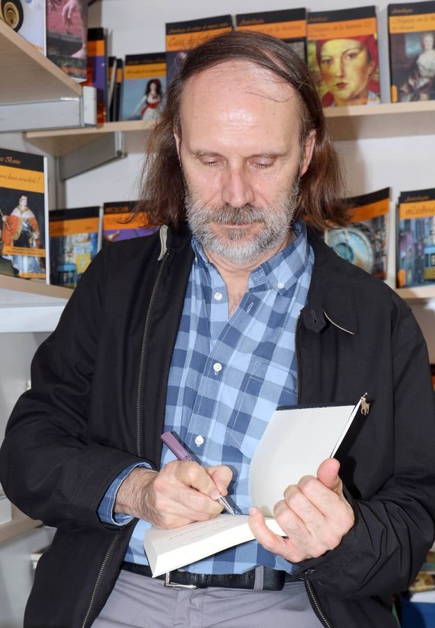 Fotos: María Dueñas, César Pérez Gellida y Salvador Robles en la Feria del Libro de Valladolid