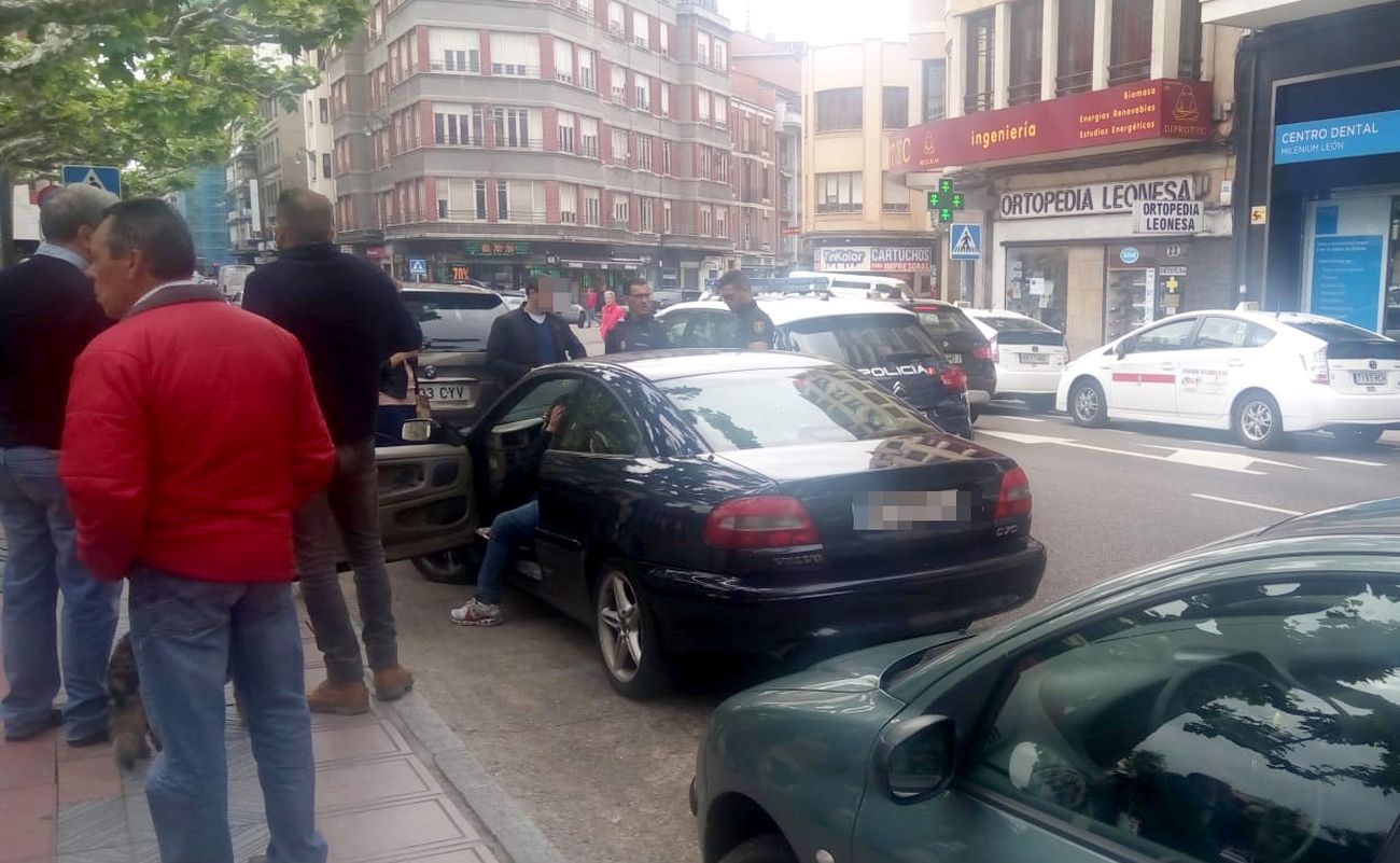 Una disputa por una plaza de aparcamiento acaba en bronca, agresión y una persona en el hospital