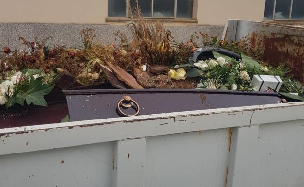 Hallazago del ataúd a las puertas del cementerio de Trobajo del Camino.