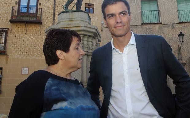 Clara Luquero conversa con Pe4dro Sánchez durante una visita de este a Segovia. 