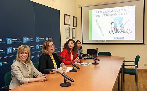 Ángeles Armisén y y las responsables del área de Juventud de la Diputacón