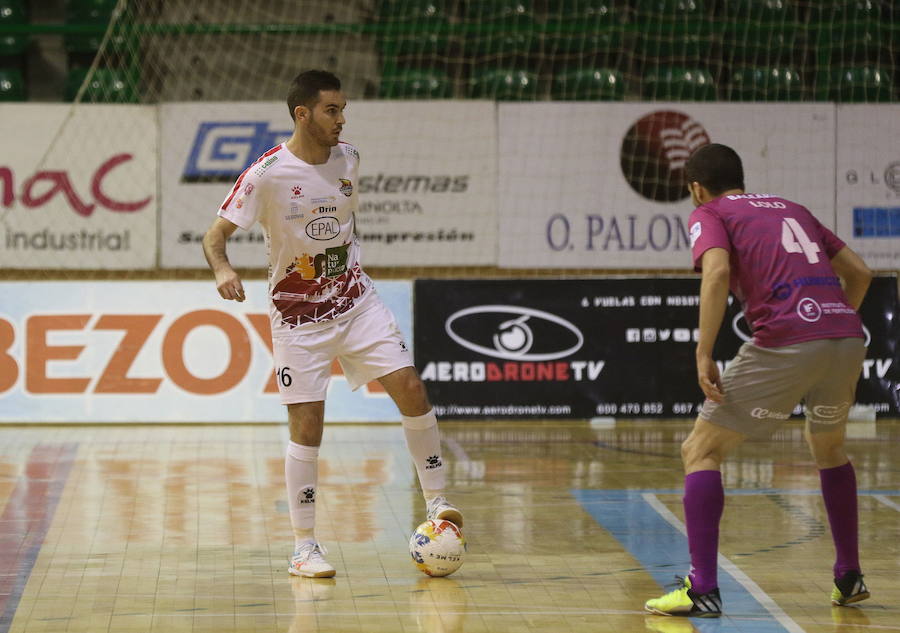 Javi Alonso pisa el balón durante un partido en el Pedro Delgado.