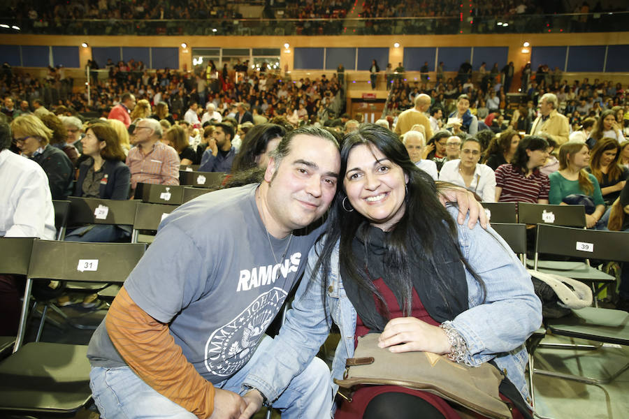 El cantante presentó su último trabajo 'Lo niego todo' en el Multiusos Sánchez Paraíso de la capital charra, dentro del ciclo 'Nuestras Voces', programado por el Ayuntamiento de Salamanca con motivo del VIII Centenario de la Universidad