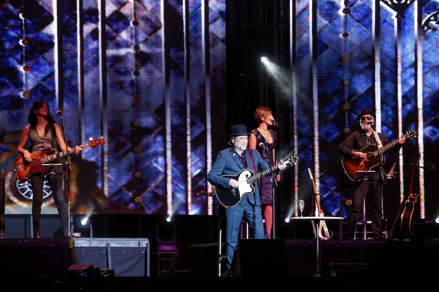 El cantante presentó su último trabajo 'Lo niego todo' en el Multiusos Sánchez Paraíso de la capital charra, dentro del ciclo 'Nuestras Voces', programado por el Ayuntamiento de Salamanca con motivo del VIII Centenario de la Universidad