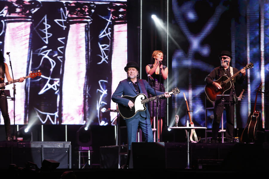 El cantante presentó su último trabajo 'Lo niego todo' en el Multiusos Sánchez Paraíso de la capital charra, dentro del ciclo 'Nuestras Voces', programado por el Ayuntamiento de Salamanca con motivo del VIII Centenario de la Universidad