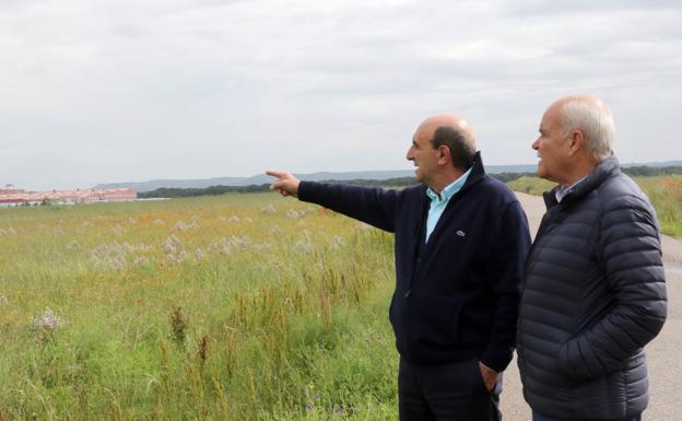 El alcalde de Portillo, Juan Ignacio Álvarez (d), y el empresario Eduardo Pérez, muestran las parcelas del polígono que se quieren desarrollar. 