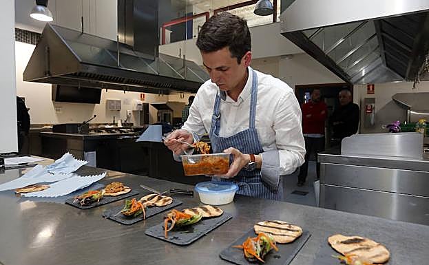 Un cocinero de El Foro de Rueda prepara su tapa antes de presentársela al jurado en la Escuela Internacional de Cocina. 