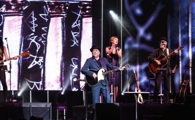 Sabina y su grupo, durante el concierto que ofreció ayer en Salamanca.