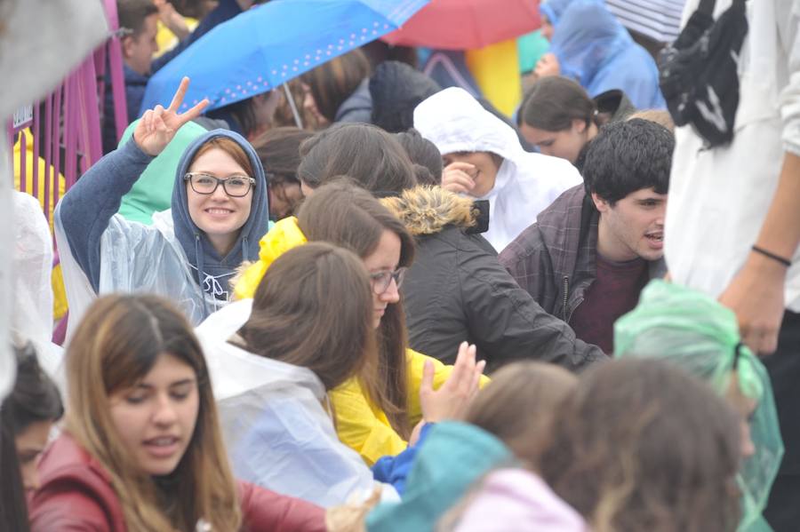 Fotos: Fans de Operación Triunfo a la espera de entrar al concierto