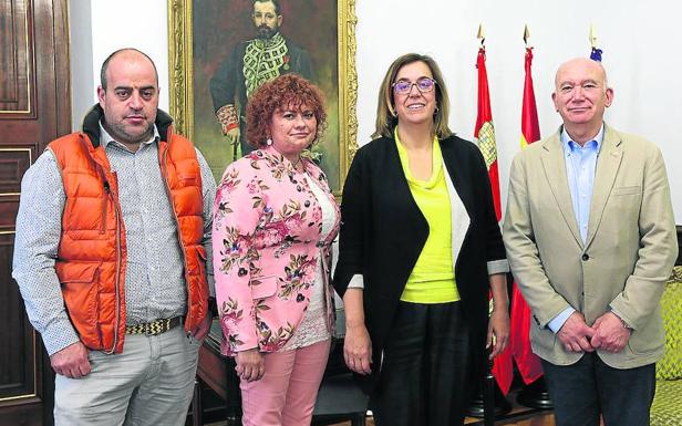 Inmaculada Malanda, segunda por la izquierda, junto a Armisén, durante la visita. 