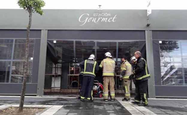 Los bomberos ventilan la nave de la Estación Gourmet.