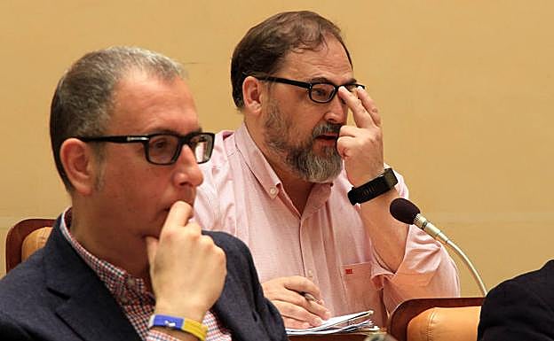 Cosme Aranguren (derecha) se sujeta las gafas durante el pleno de ayer. 