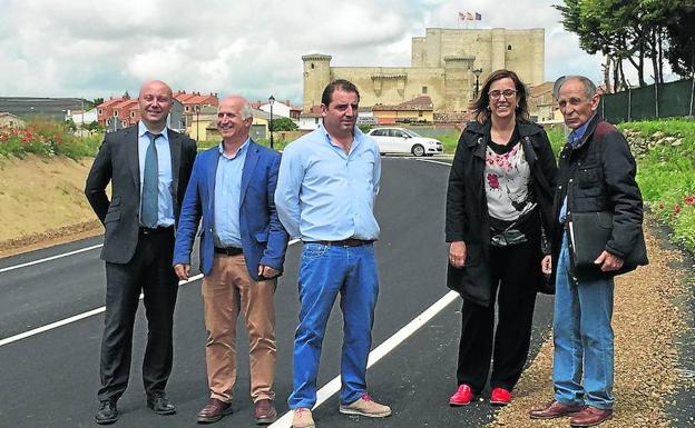 Visita de Ángeles Armisén a Fuentes de Valdepero para conocer la remodelada carretera.