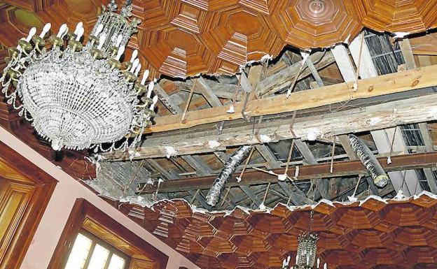 Parte del falso techo que se ha desprendido en el salón de plenos del Ayuntamiento de Palencia.