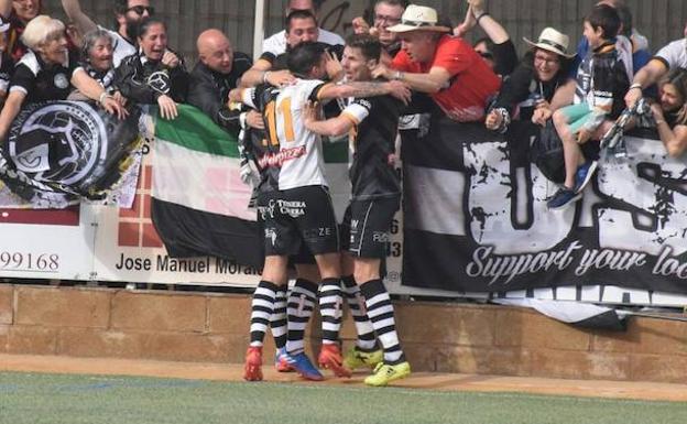 Los jugadores de Unionistas celebran un gol en Tarazona.