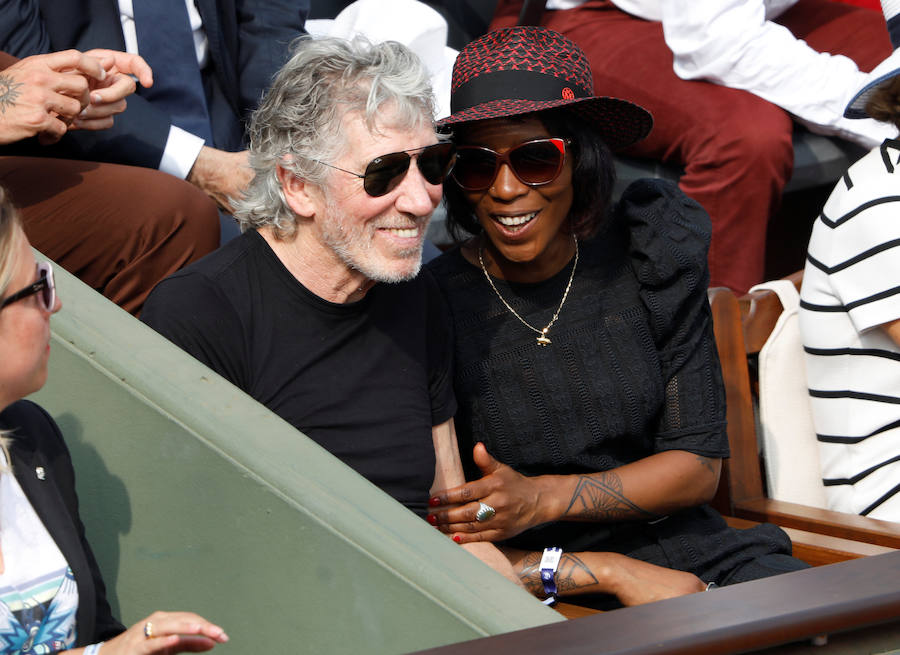 El cantante Roger Waters en las gradas de París presenciando la final entre Nadal y Thiem