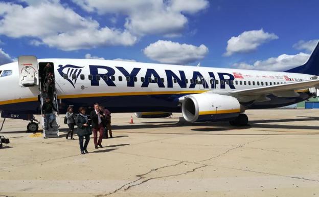 Un avión de Ryanair en el aeropuerto de Valladolid, en una imagen de archivo.