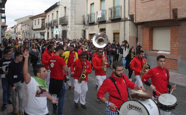 Decenas de personas acompañan el recorrido de una de las charangas.