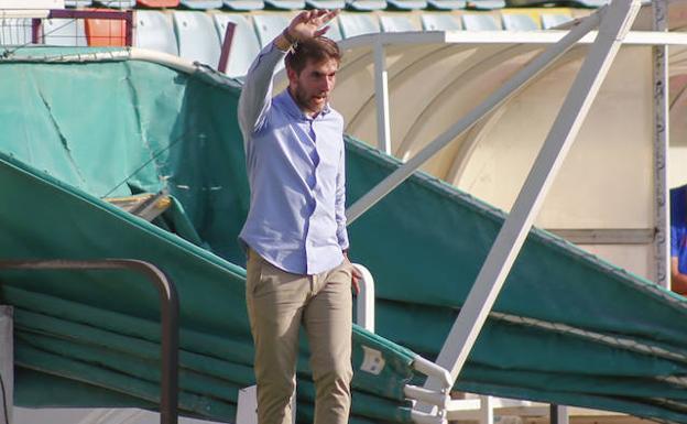 Pablo Cortés da instrucciones durante un partido del Salmantino. 