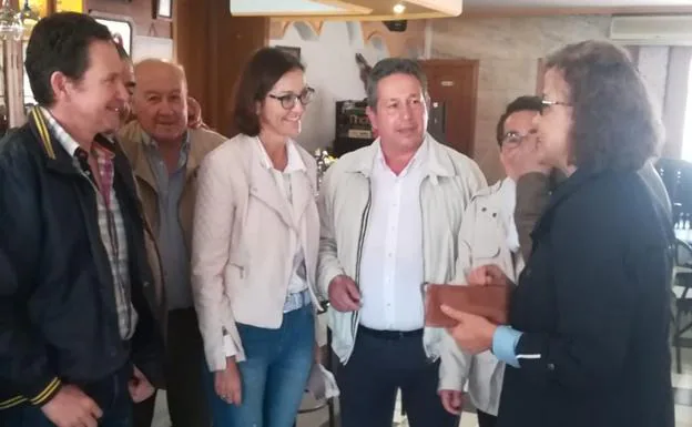 La ministra Reyes Maroto en un bar de Ataquines, con el alcalde de la localidad (en el centro), su padre y otros familiares. 