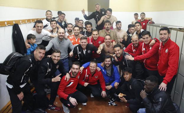 Jugadores, técnicos y directivos celebran el pase a la final en el vestuario. 