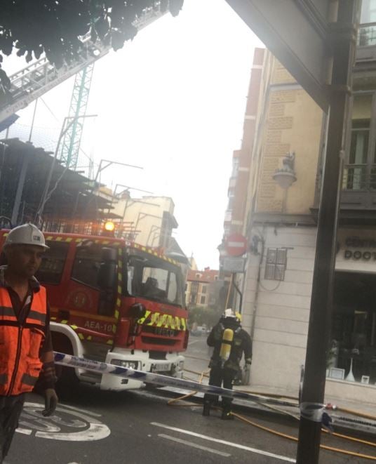 Los Bomberos trabajan en la extinción del fuego que parece comenzó en la campana extractora del establecimiento