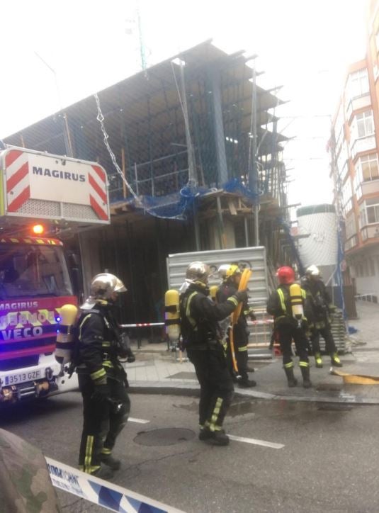 Los Bomberos trabajan en la extinción del fuego que parece comenzó en la campana extractora del establecimiento