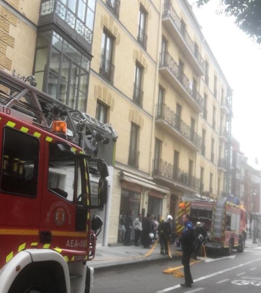 Los Bomberos trabajan en la extinción del fuego que parece comenzó en la campana extractora del establecimiento