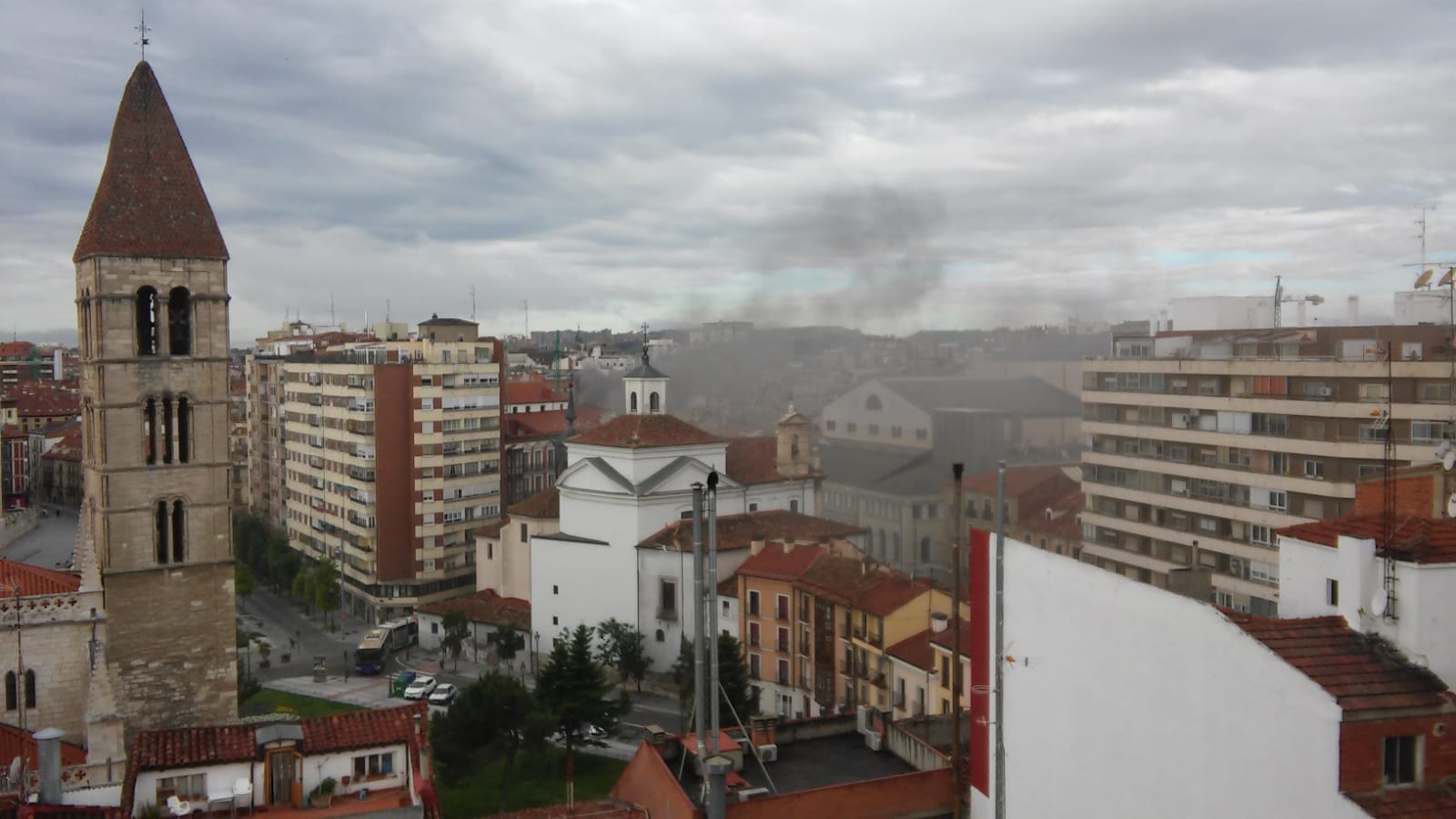 Los Bomberos trabajan en la extinción del fuego que parece comenzó en la campana extractora del establecimiento