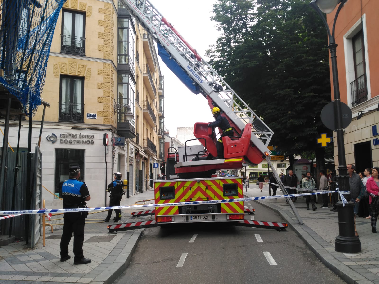 Los Bomberos trabajan en la extinción del fuego que parece comenzó en la campana extractora del establecimiento