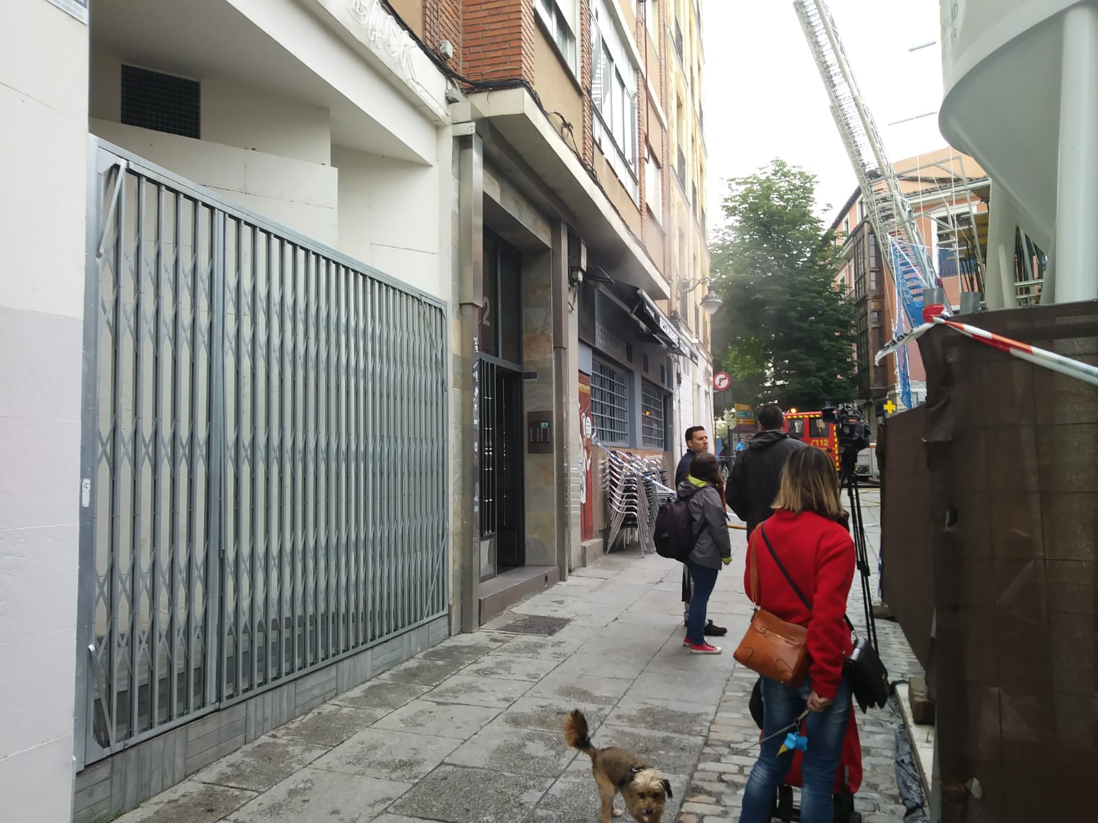 Los Bomberos trabajan en la extinción del fuego que parece comenzó en la campana extractora del establecimiento