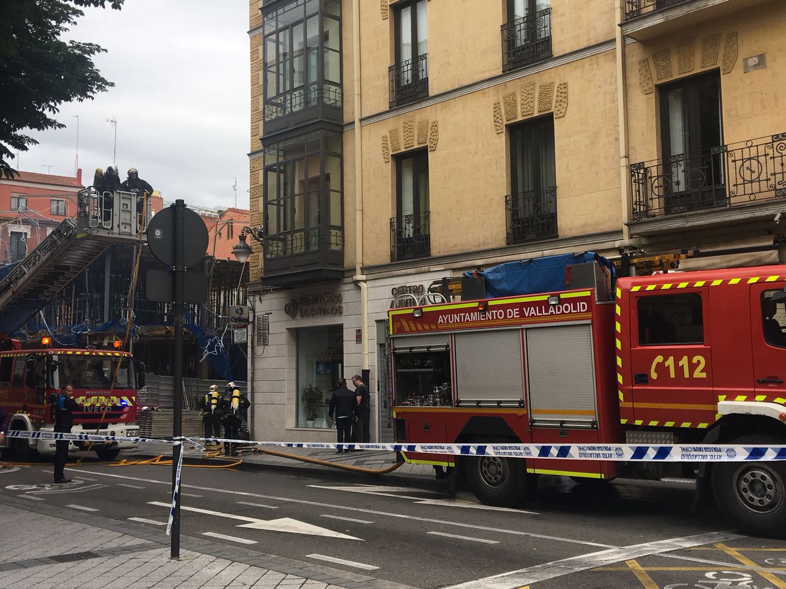 Los Bomberos trabajan en la extinción del fuego que parece comenzó en la campana extractora del establecimiento