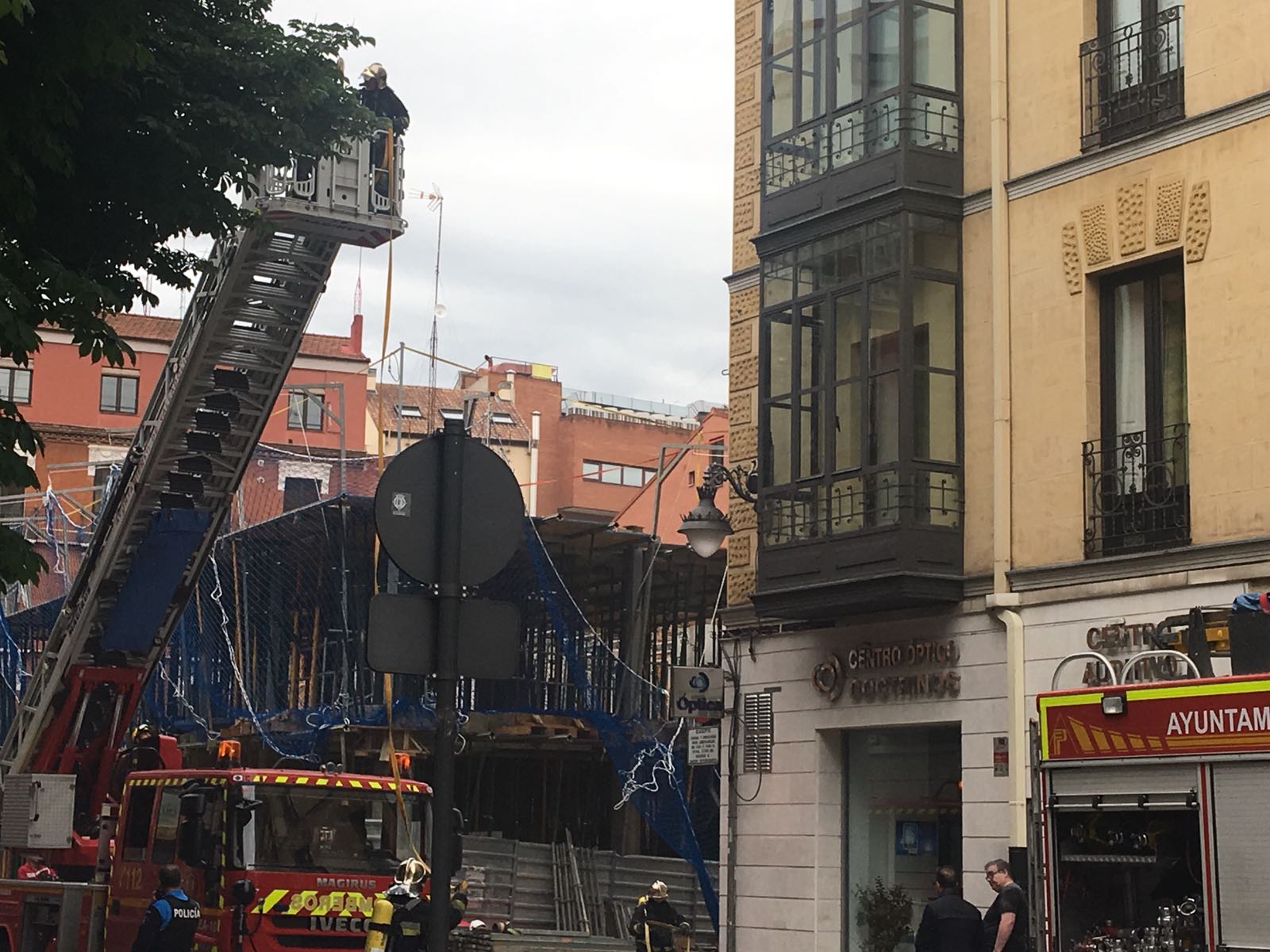 Los Bomberos trabajan en la extinción del fuego que parece comenzó en la campana extractora del establecimiento