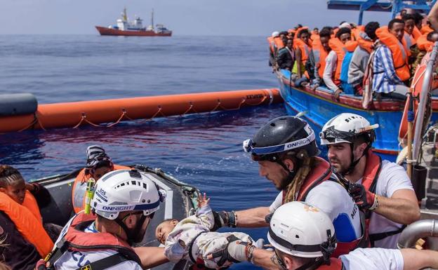 Operación de rescate de la ONG SOS Mediterráneo con el barco 'Aquarius'.