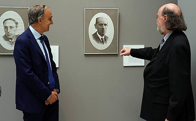 Joaquín Díaz muestra al rector de la UVa, Antonio Largo, la imagen de Adolfo Delibes, padre del novelista Miguel Delibes. 