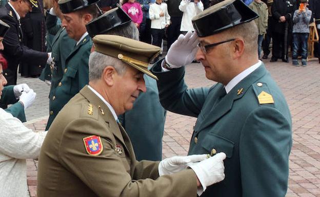 El sargento de la Guardia Civil Miguel Ángel Barbero (derecha) recibe una concecoración en la festividad del Pilar de 2016. 