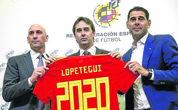 22 de mayo. Lopetegui, escoltado por Rubiales y Hierro, el día de su renovación hasta 2020. 