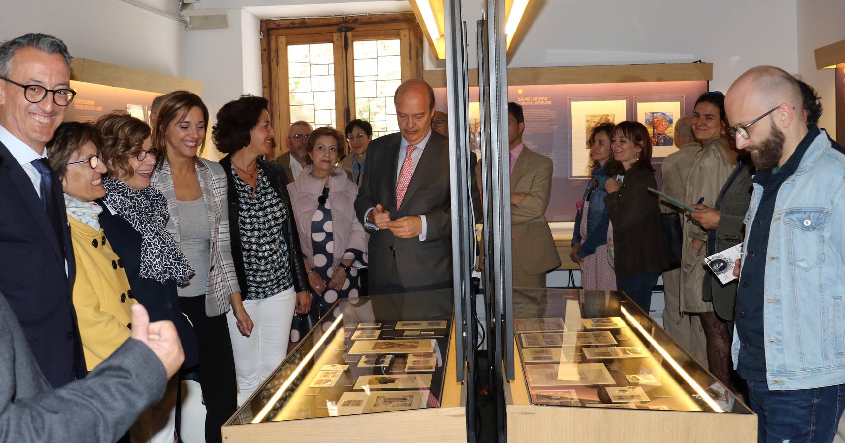 La muestra reúne alrededor de 200 dibujos, medallas, monedas, billetes, décimos de lotería y sellos expedidos por la Real Casa de la moneda a lo largo de los últimos 150 años, en torno al escritor de 'El Quijote'