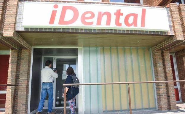 Entrada a la clínica iDental en Valladolid. 