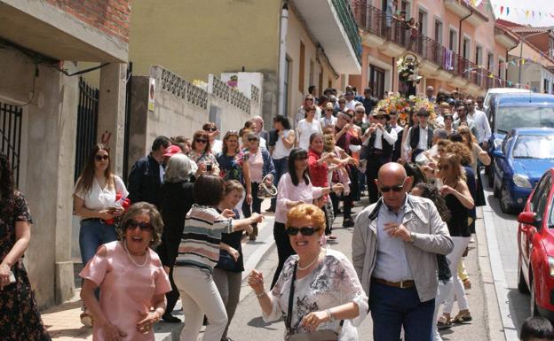 Los vecinos bailaron la jota en honor al santo por las calles de la localidad. 